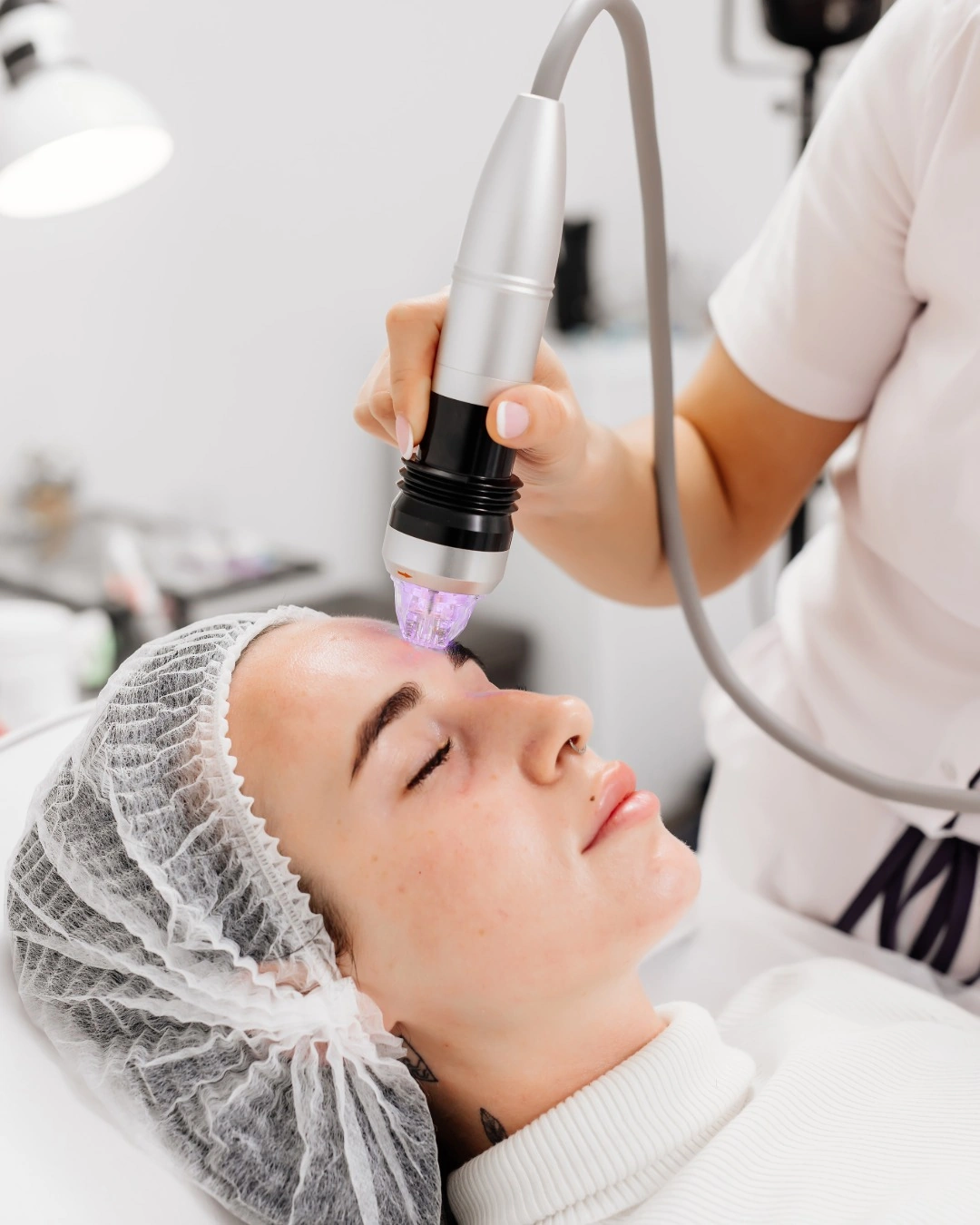 Sieviete pēc liftinga procedūras ar izteiktu sejas ovālu un svaigu ādu.